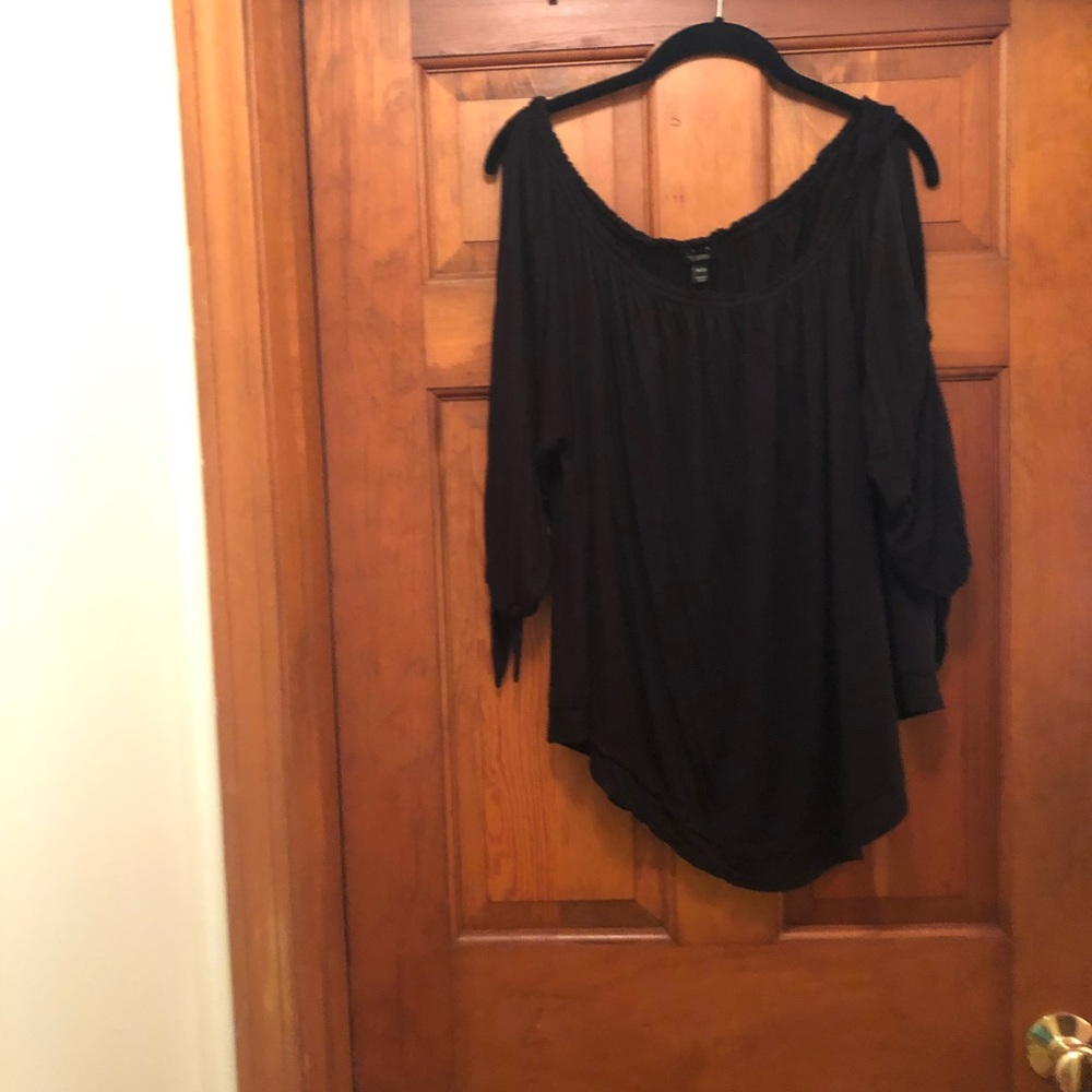 Cold shoulder, 3/4 sleeve detail top!